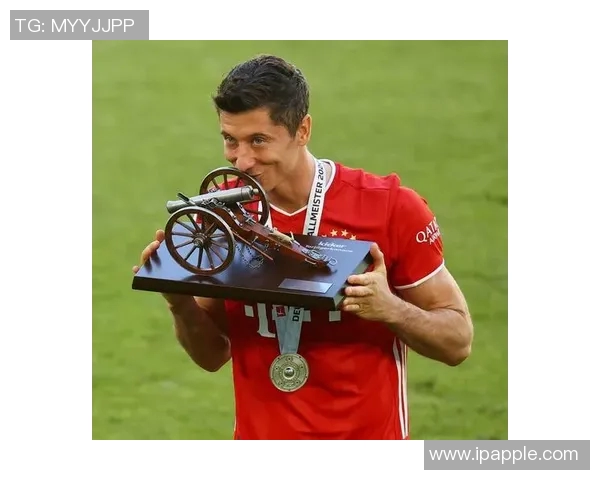 莱万重返德甲赛场为旧主进球拜仁球迷怒斥其背叛与忘恩负义 莱万重返德甲赛场为旧主进球拜仁球迷怒斥其背叛与忘恩负义