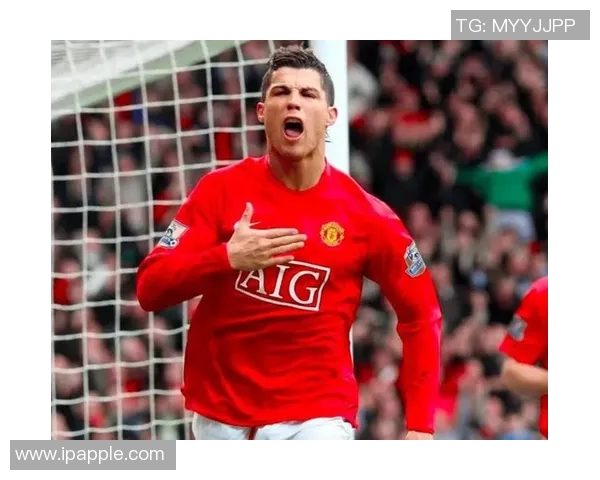 欧冠赛场惊现奇葩瞬间球迷闯入抢夺C罗球衣引发热议