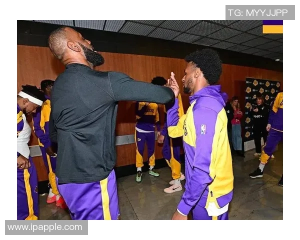 湖人队与快船队激烈对抗引发场内冲突球迷热议比赛暴力事件